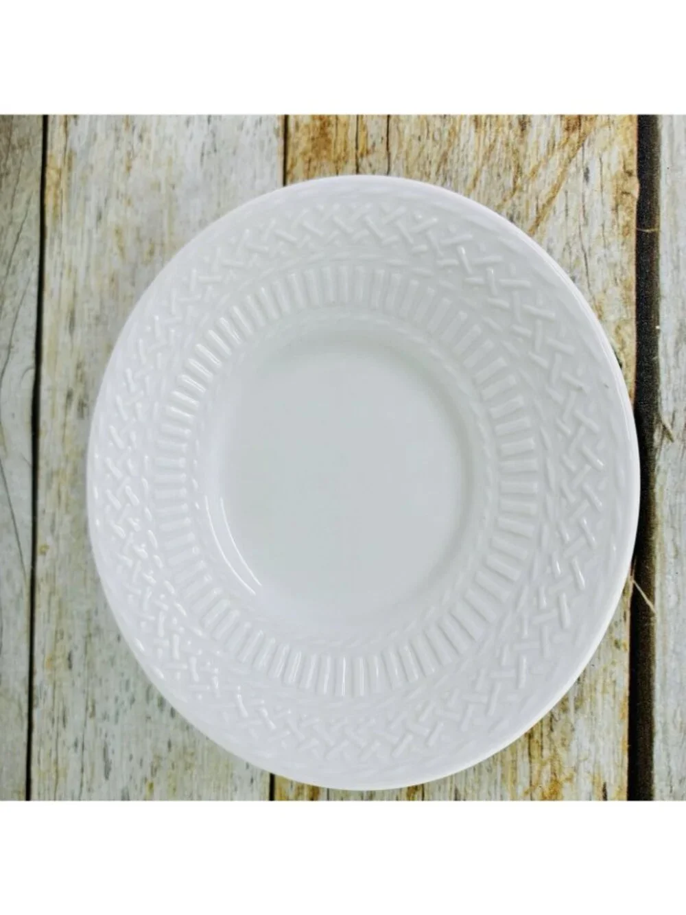 Livingquarters LIQ10 White Embossed Basketweave Lines Round 6.25